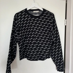 Stickad tröja från Zara - Stickad tröja från Zara med mönster, storlek M