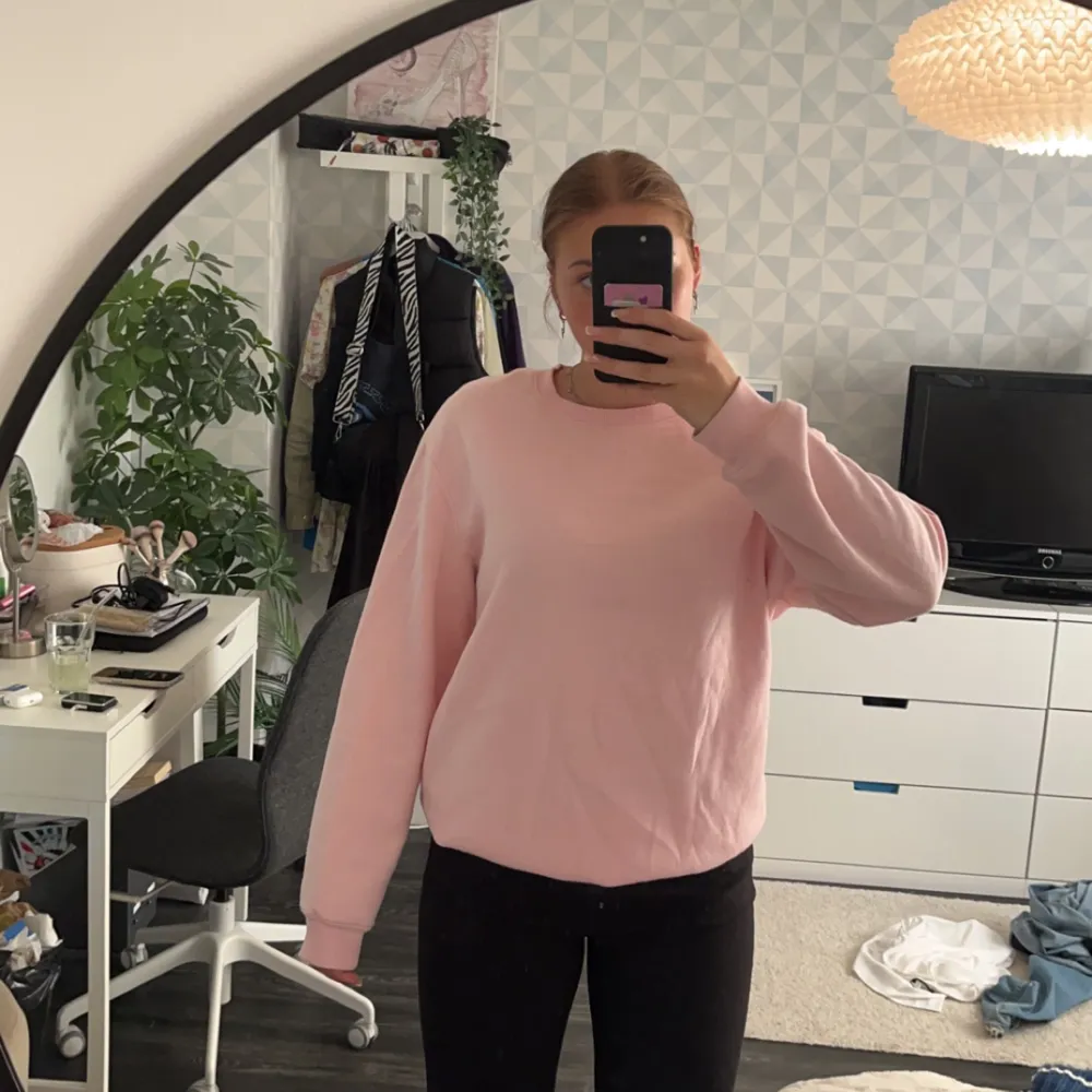 Rosa sweatshirt från Hm i stl M, från herravdelningen. Använt skick men hel och ren. Säljer pga att jag inte passar i den längre. . Tröjor & Koftor.