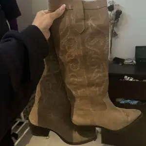 Säljer dessa beiga cowboy boots i storlek 36 från zara. Använda fåtal gånger dvs inga större defekter. Köpta för 1000kr