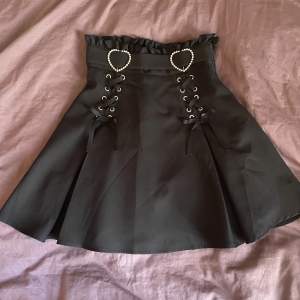 Suuuper fin kjol från Dear My Love, en favorit som jag använde bara under 4 gånger. Perfekt till jirai kei! Liten i storleken. Skriv om du har några frågor 💗