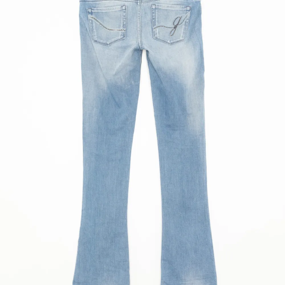 Superfina ljusblåa lågmidjade jeans från guess som tyvärr blivit lite små! . Jeans & Byxor.