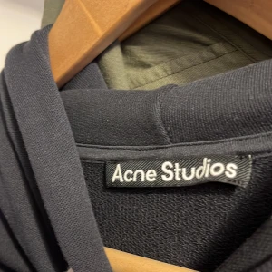 acne studios Hoodie  - En acne studios Hoodie, grymt skick 9/10, inga defekter. Nypris ungefär 3000 kr, mitt pris 1200. Kom privat för mer frågor 