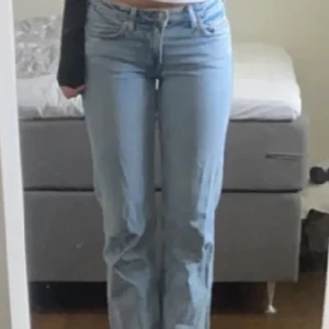 Lågmidjade jeans🤍 - Säljer dessa asnygga lågmidjade blå jeans från weekday i modellen arrow low straight jeans eftersom de är för korta för mig. Helt nya och alldrig använt dessa. Nypris 590kr och jag säljer de för 249kr😊