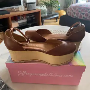 Säljer ett par helt nya och oanvända jeffrey campbell skor i storlek 38! Finns att hämta i Stockholm eller köparen får stå för frakt 📦 