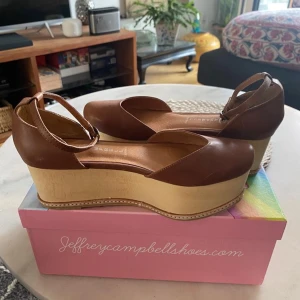 Jeffrey campbells shoes  - Säljer ett par helt nya och oanvända jeffrey campbell skor i storlek 38! Finns att hämta i Stockholm eller köparen får stå för frakt 📦 