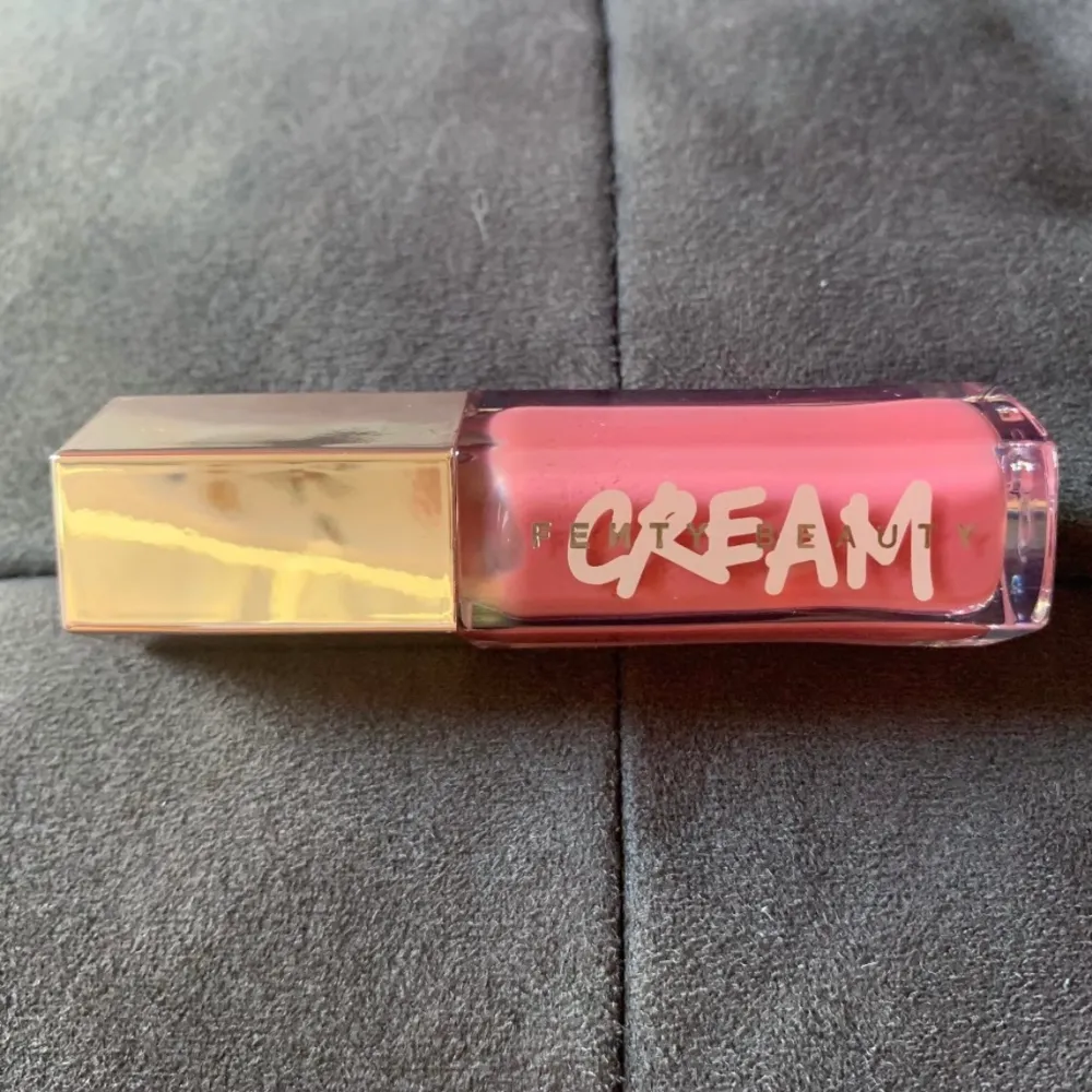 En fullsized Fenty Beauty cream lipgloss i färgen Cupcakin’. Den är helt oanvänd. Frakten ligger på 15kr, skicka gärna ett meddelande om du vill köpa så justeras priset :). Accessoarer.