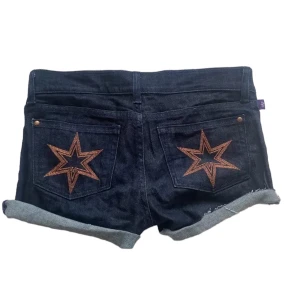 Shorts - as coola lågmidjade shorts med stjärnor på bakfickorna⭐️ avklippta själv så det är lite slarvigt 