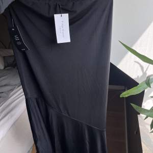 Super fin lågmidjad asymmetrisk kjol från Freja Wewers kollektion från NA-KD ❤️
