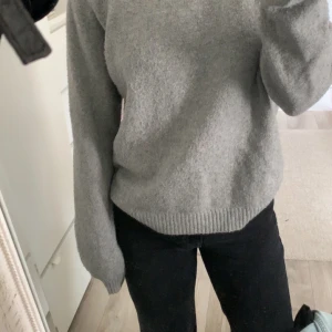 Stickad tröja  - Stickad tröja som jag inte använder längre, är i ett fint skick . Köparen står för frakt 