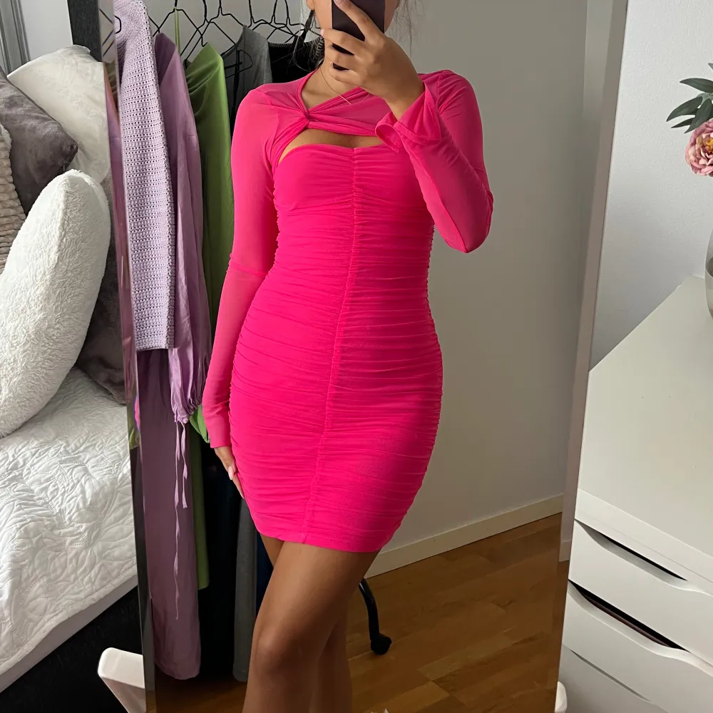 Säljer denna otroligt fina rosa klänning som aldrig har använts. Storlek S💗. Klänningar.