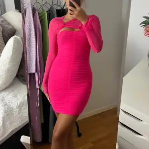 Säljer denna otroligt fina rosa klänning som aldrig har använts. Storlek S💗