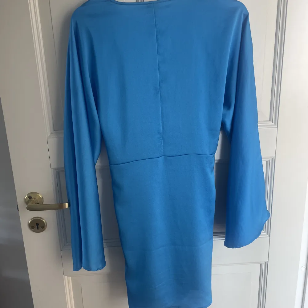 Blå superfin festklänning från Gina Tricot. Köpt för ett år sedan men endast använd 2 gånger. Mycket fint skick. Storlek XS men passar S också!. Klänningar.