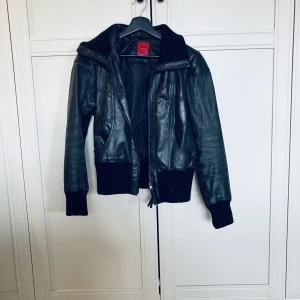 Skinnjacka ONLY strl s - Skinnjacka i använt men fint skick! Snygg slitning och mysiga muddar! Fejk-skinn! Strl S. Passat mig som är mer xs!