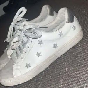 Vita Sneakers med stjärnor på💫Andvända ett fåtal gånger, inga stora defekter🌺 