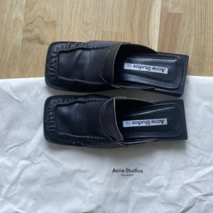 Läder skor - Acne Studios  - Skor från Acne Studios i storlek 37, jag har storlek 38 och de passar bra. Köpta för 6000kr i våras. Skickar med dustbag och med spårbar frakt. Säljer för 1000kr, pris kan såklart diskuteras. 