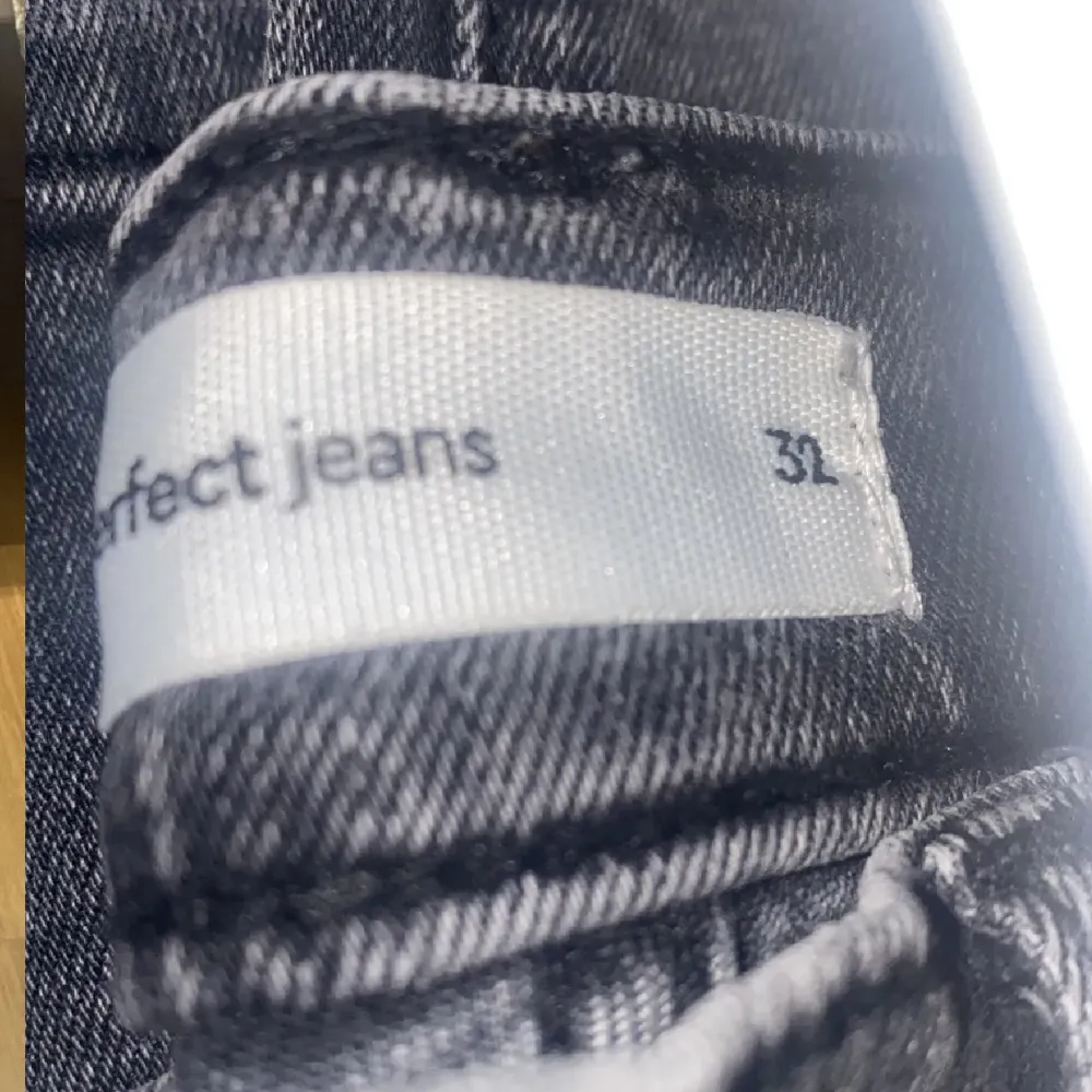 Lågmidjade bootcut jeans från Gina tricot, storlek 32 och passar mig i längden som är strax över 165. Jeans & Byxor.