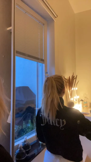 Juicy couture tröja - Säljer nu min juicy couture tröja i storlek S. Felfri tröja, säljer för att den inte kommer till användning. Ny pris är 1300, säljer nu för 650.