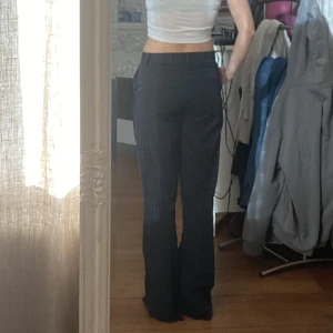 Randiga kostymbyxor  - Randiga kostymbyxor från Bikbok i fint skick!💗