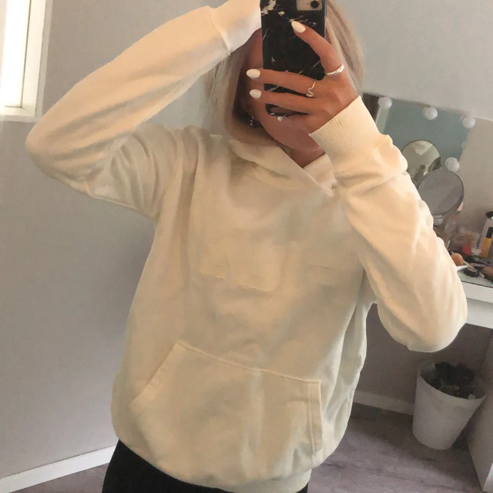 En sprillans ny vit hoodie från fila🥰 fick i julklapp men har aldrig kommit till användning då jag har en annan likadan❣️ nypris 560kr☺️. Hoodies.