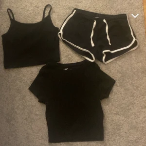 2 tröjor, 1 shorts  - säljer allt detta för 75, man får med en t shiit, 1 linne, 1 shorts💞allt är i xs💞