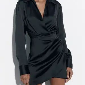 Säljer min sååå fina sidenklänning från Zara som är slutsåld!  Kommer tyvärr inte till användning då den är lite för stor för mig! Använt denna en gång!😇💌❤️‍🔥