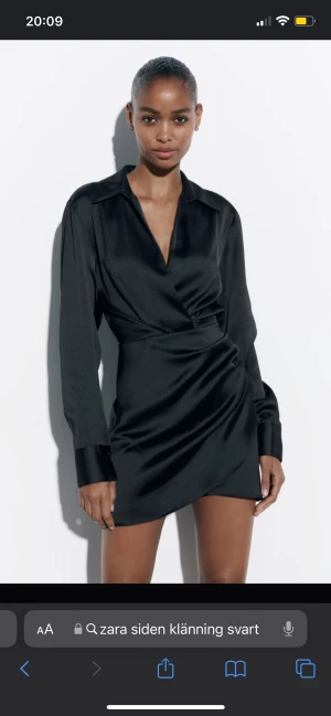 Zara sidenklänning - Säljer min sååå fina sidenklänning från Zara som är slutsåld!  Kommer tyvärr inte till användning då den är lite för stor för mig! Använt denna en gång!😇💌❤️‍🔥