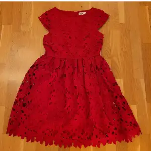 Röd klänning i nyskick från Hampton Republic. Storlek 158. Den saknar bälte. Kan fraktas men köparen står för frakten💕