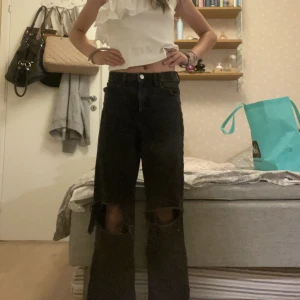 Svarta Jeans - Wide leg Loose fit med hål på knäna och slits vid anklarna. Nyskick 💗