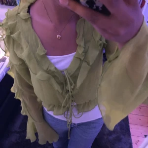 Grön mesh topp från Gina Tricot <33 - Jättefin grön mesh topp från Gina Tricot 💕samma gröna färg som på andra bilden, helt nyskick förutom tre väldigt små hål på ryggen. Säljer för att den inte kommer till användning. Tror att nypris var runt 450, skriv om ni har frågor! 💕💕