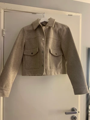 Beige kappa  - Säljer min beiga kappa från zara i storlek xs ❤️ Knappt använd så den är i bra skick ❤️