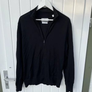 These glory days zip cardigan - Tjena, nu säljer jag min feta full zip från these glory days. Det står att tröjan är i m men jag upplever tröjan i s. Skicket på tröjan är 9/10. Jag köpte tröjan på volt för 1100. Om du har någon fråga får du gärna höra av dig/ mvh Hugo😀