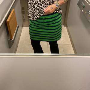 Grön blå randig kjol grå från Holly & White. Den är tyvärr för stor. Jätte skön annars och känns lite sprallig! 💚💙fint skick 