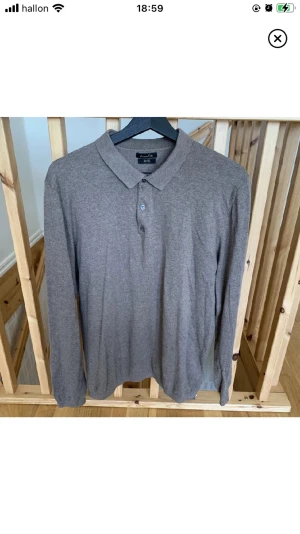 Rugbytröja Massimo Dutti - Tja! Säljer nu min rugbytröja från massimo dutti! Skick:9/10, väldigt fint skick. Storlek: M, passar även L. Nypris: 800kr. Tröjan har en väldigt fin och tunn resår både runt midjan och tröjändarna. Kontakta mig för fler bilder eller info!