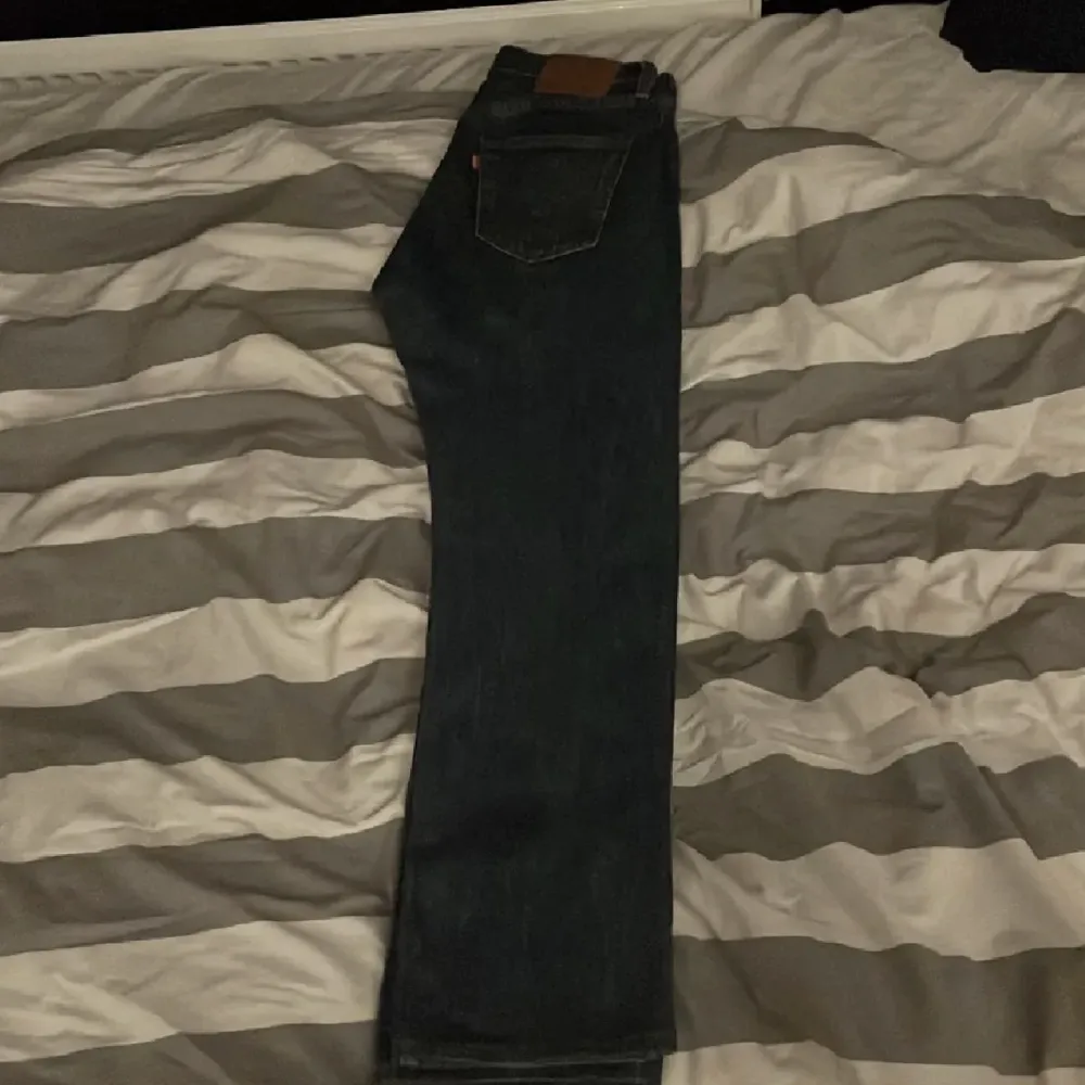 Ett par marinblåa Levis 501 i super bra skick. Använda ett fåtal gånger.. Jeans & Byxor.