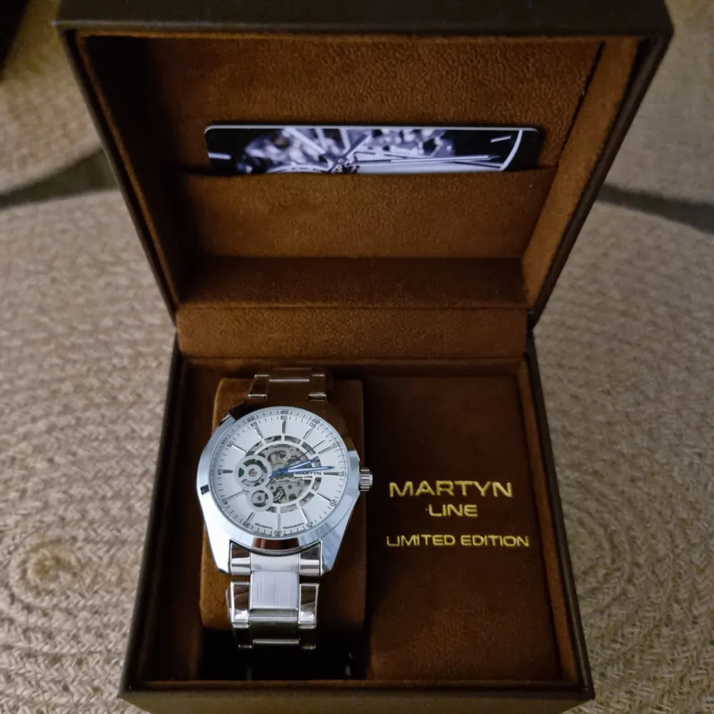 Hallå där 😃!  Jag säljer en martyn line Limited Edition klocka. Klockan är helt ny och passar väl både kvinnor och män. Den är automat klocka dvs. den kräver inga batterier eftersom den drivs av kinetisk energi. Priset är 900 kr vid snabb affär.. Accessoarer.