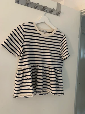 randig topp - sitter väldigt smickrande på, supersöt🤍