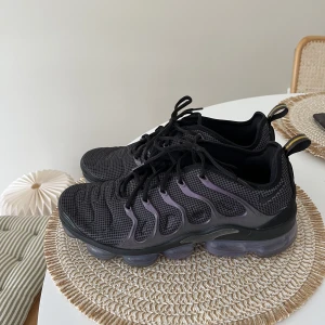 Vapormax plus - Vapormax plus i bra skick! Lite defekt framme på skon men går lätt att fixa med lite limm..