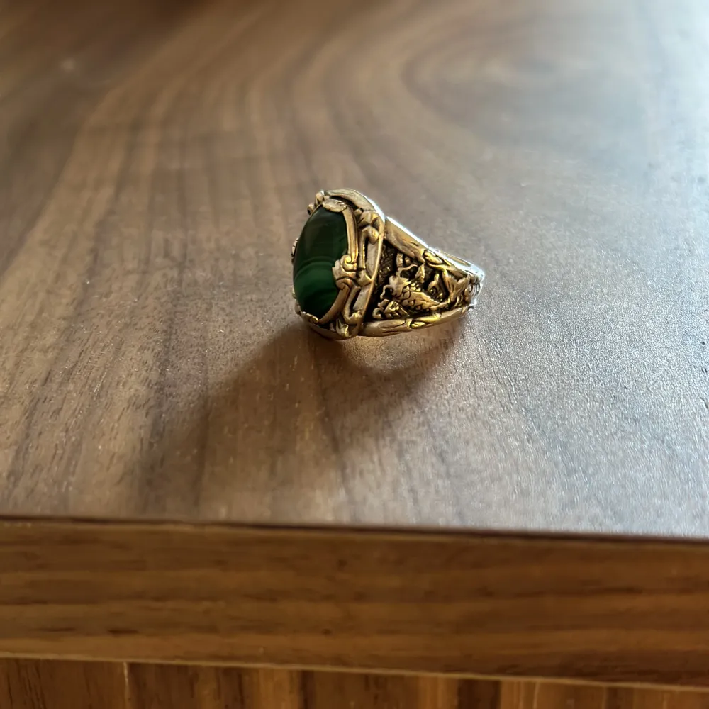 Säljer en fin ring ifrån Clocks And Coulors i storlek 8.  Ringen är handgjord och är helt u silver med en snygg grön Sten.  Nypris: 2500-3000kr . Accessoarer.