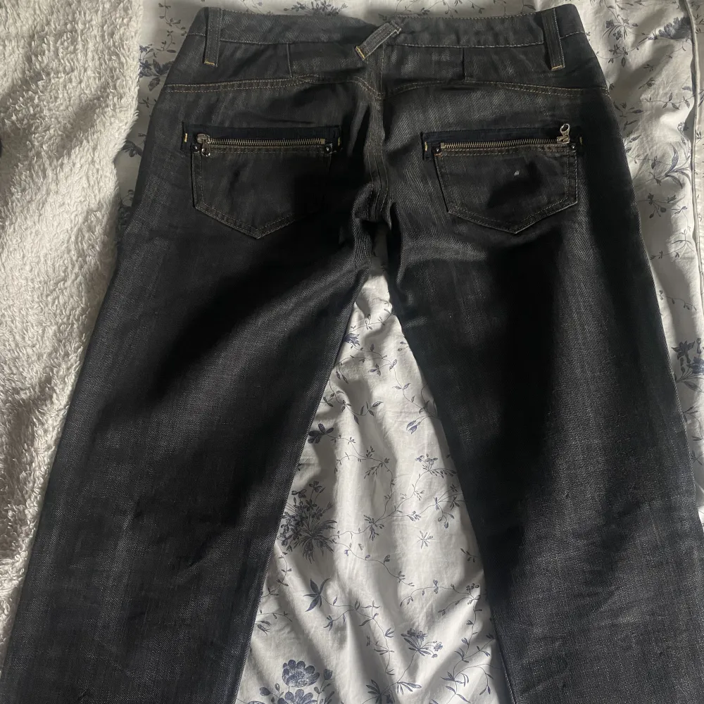 Säljer mina älskade low waist jeans för att de kommer inte till användning längre. Köpta på second hand och är i bra stick, det enda defekten är att de har en pytteliten fläck på en av bakfickorna men inget som syns mycket.🩷🩷 DM vid frågor och bilder🥰. Jeans & Byxor.