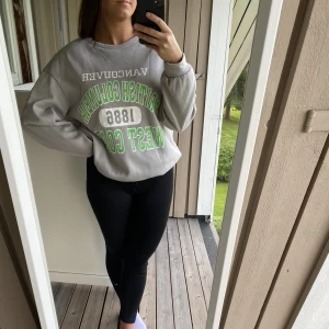 Collegetröja  - Extremt skön collegetröja, lite lätt oversized! Använd en gång så är som ny!