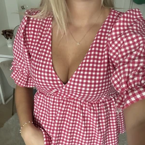 Röd rutig volangtopp - Så söt volangtopp som tyvärr inte kommit till användning❤️