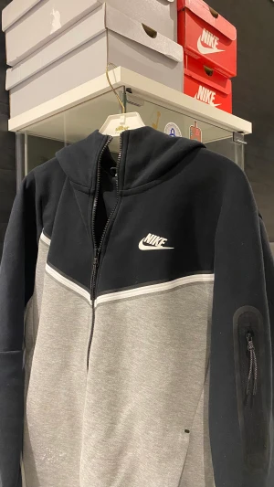 Nike tech fleece - Storlek S. Cond 9/10. Använd några gånger. Köparen står för frakt o betalar innan den skickas. Pallar ej med oseriösa och andra som försöka scamma. Kan gå ner i pris om vi kommer överens.