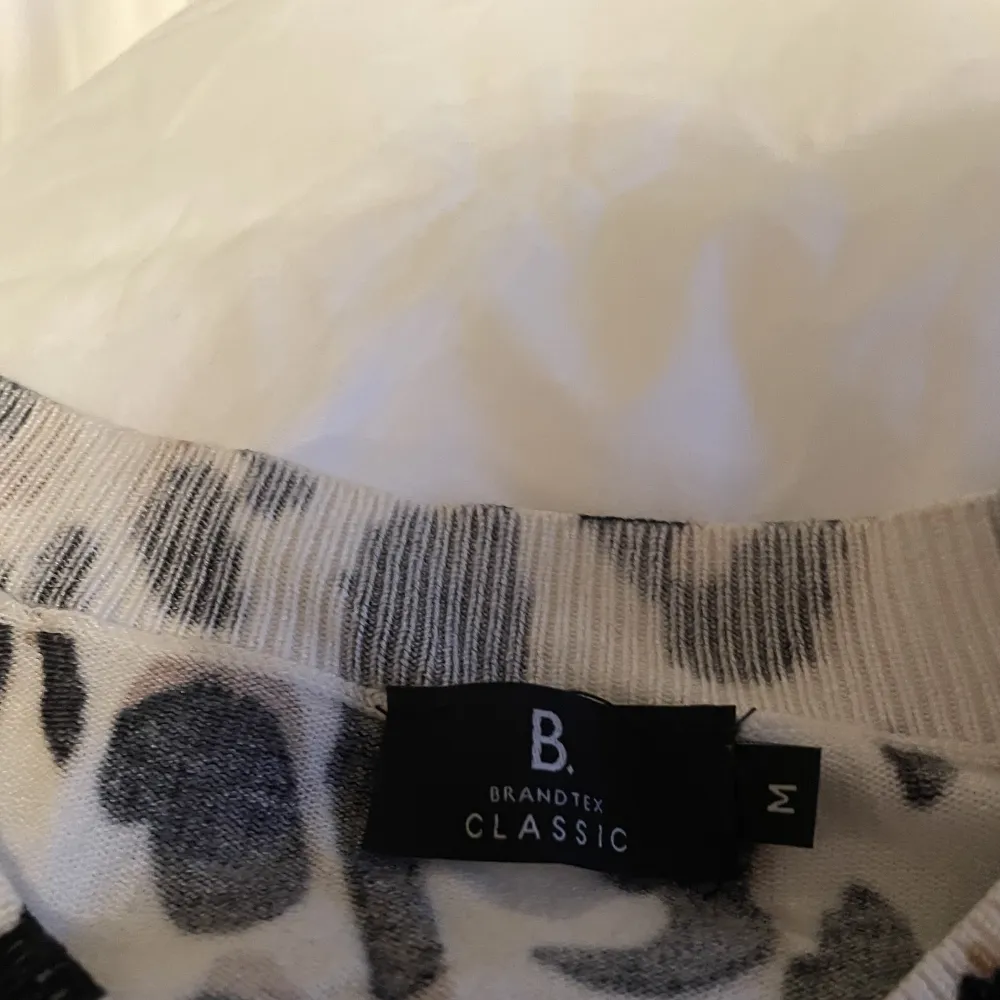 Jättefin och skön tröja i leopardmönster som är i så bra skick. Den är knappt använd. Så bra kvalitet. Vit, svart och beige i färgerna. Storlek S men passar både XS och M beroende på hur man vill att den ska sitta. Neuleet.