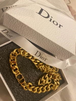 Dior halsband, cd halsband - Säljer detta halsbandet som är använd Max 3 gånger. Fick det i present, köptes i butiken i Danmark, kvitto & äkthetsbevis tappades bort i flytten. 