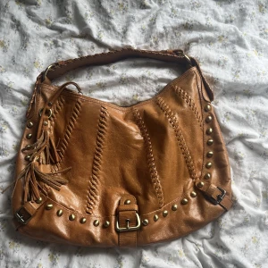 Orange väska  - Säljer denna svinsnygga orangea väska som jag köpte second hand i höstas. Så himla snygg men kommer tyvärr inte till användning längre. Den är i bra skick och måtten är 44x28 cm. Så snygg till våren!!! (Färgen är mer orange i verkligenheten) 