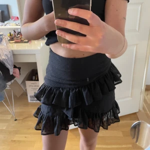 Kjol Bikbok Strl S - Den har blivit för liten för mig runt höfterna, så den går även att ha lågmidjat 🖤
