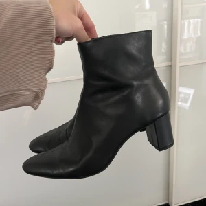 Stövletter i äkta skinn - Stövletter i äkta skinn i fint skick. Använda ett fåtal gånger. Nypris 1299 kr