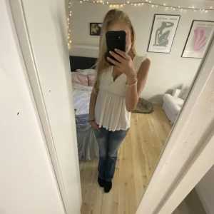 Gullig blus🤍 - En fint linne från vero Moda i strlk M men passar mig som är S🤍vintage
