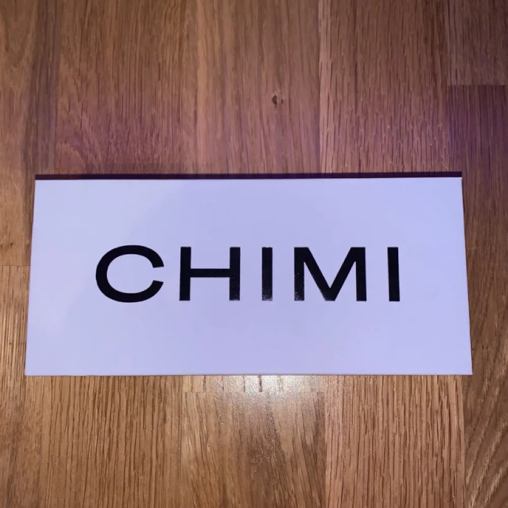 CHIMI 04 Grey Standard inköpta på NK i Stockholm Skick: 8/10. Man får med hela boxen, skriv privat för mer bilder!. Accessoarer.