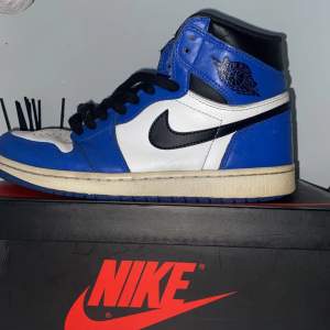 Jordan 1 royal blue i storlek 42.5. Skorna är sparsamt använda. Kvitto och box finns kvar. Kanske mötas upp i Stockholm eller frakt 
